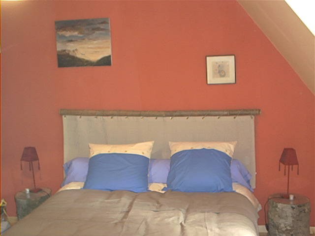 Location en Correze de chambres hotes - interieur chambre ocre